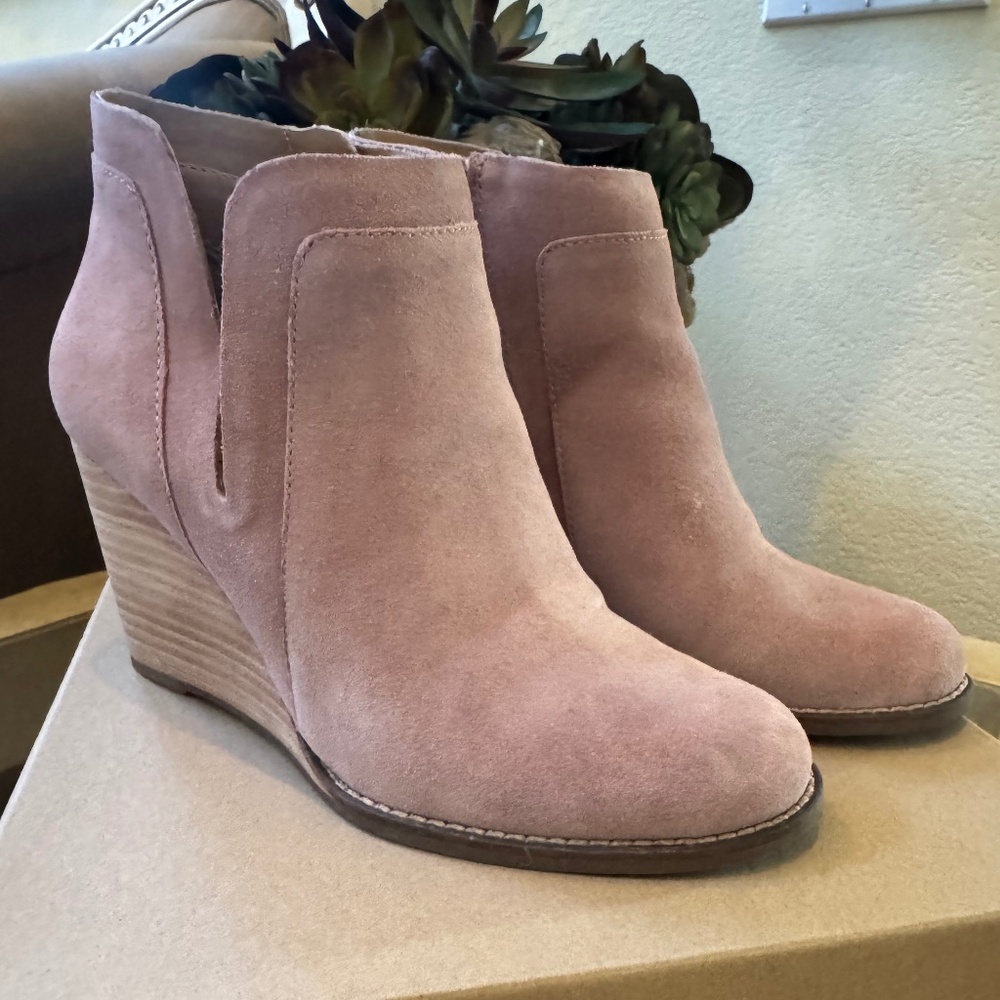 Lucky Brand Yabba Wedge Bootie in blush suede sz7.5